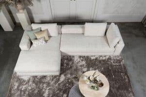 Lichte elementenbank Eva in zachte stof met natural en groene woonaccessoires