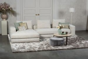 Lichte elementenbank Eva in zachte stof met natural en groene woonaccessoires