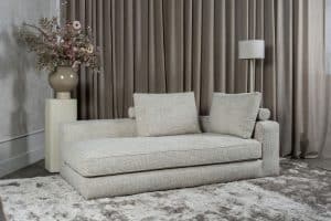 Longchair van elementenbank Eva in zachte stof met natural en groene woonaccessoires