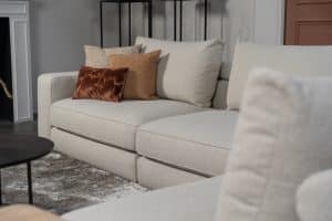 Beige hoekbank in een luxe interieur