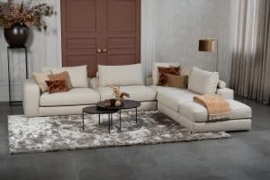 Beige hoekbank in een luxe interieur