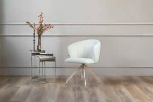 Witte eetkamerstoel met beige poot