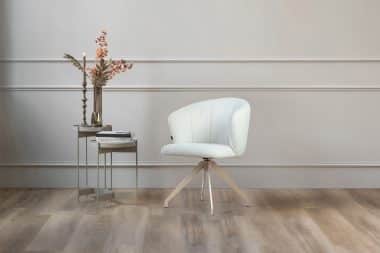 Witte eetkamerstoel met beige poot