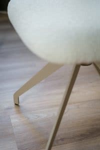 Witte eetkamerstoel met beige poot