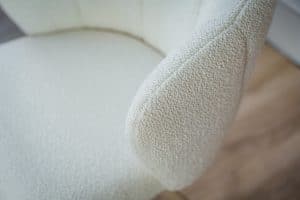 Witte eetkamerstoel met beige poot