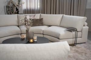 Beige hoekbank met ronde elementen. Een elementenbank die veelzijdig en comfortabel is. Afgestyled met natuurlijk en bruine woonaccessoires.