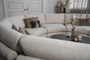 Beige hoekbank met ronde elementen. Een elementenbank die veelzijdig en comfortabel is. Afgestyled met natuurlijk en bruine woonaccessoires.
