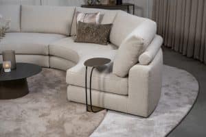 Beige hoekbank met ronde elementen. Een elementenbank die veelzijdig en comfortabel is. Afgestyled met natuurlijk en bruine woonaccessoires.