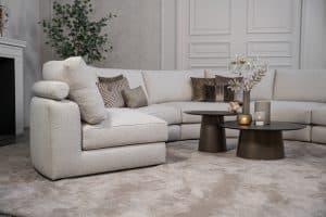 Beige hoekbank met ronde elementen. Een elementenbank die veelzijdig en comfortabel is. Afgestyled met natuurlijk en bruine woonaccessoires.