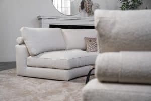 Beige hoekbank met ronde elementen. Een elementenbank die veelzijdig en comfortabel is. Afgestyled met natuurlijk en bruine woonaccessoires.