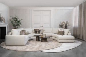 Beige hoekbank met ronde elementen. Een elementenbank die veelzijdig en comfortabel is. Afgestyled met natuurlijk en bruine woonaccessoires.