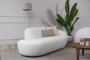 Deze royale loungestoel zit tussen een fauteuil en een loveseat in. Met een schuin geplaatste rugleuning en in een lichtgrijze kleur is de Lenny Lazy een statementpiece.