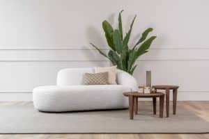 Deze royale loungestoel zit tussen een fauteuil en een loveseat in. Met een schuin geplaatste rugleuning en in een lichtgrijze kleur is de Lenny Lazy een statementpiece.