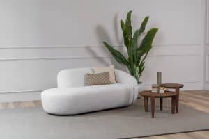 Deze royale loungestoel zit tussen een fauteuil en een loveseat in. Met een schuin geplaatste rugleuning en in een lichtgrijze kleur is de Lenny Lazy een statementpiece.