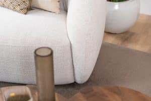 Deze royale loungestoel zit tussen een fauteuil en een loveseat in. Met een schuin geplaatste rugleuning en in een lichtgrijze kleur is de Lenny Lazy een statementpiece.