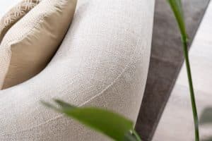 Deze royale loungestoel zit tussen een fauteuil en een loveseat in. Met een schuin geplaatste rugleuning en in een lichtgrijze kleur is de Lenny Lazy een statementpiece.