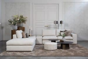 Hoekbank Victoria van Room108 is hier uitgevoerd met een open hoek! Uitgevoerd in een licht beige/ grijze stof. Verkrijgbaar in meer dan 700 stoffen en kleuren.