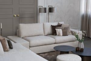 Hoekbank Victoria van Room108 is hier uitgevoerd met een open hoek! Uitgevoerd in een licht beige/ grijze stof. Verkrijgbaar in meer dan 700 stoffen en kleuren.