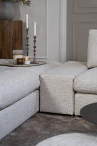Hoekbank Victoria van Room108 is hier uitgevoerd met een open hoek! Uitgevoerd in een licht beige/ grijze stof. Verkrijgbaar in meer dan 700 stoffen en kleuren.