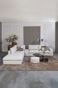 Hoekbank Victoria van Room108 is hier uitgevoerd met een open hoek! Uitgevoerd in een licht beige/ grijze stof. Verkrijgbaar in meer dan 700 stoffen en kleuren.