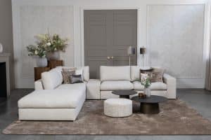 Hoekbank Victoria van Room108 is hier uitgevoerd met een open hoek! Uitgevoerd in een licht beige/ grijze stof. Verkrijgbaar in meer dan 700 stoffen en kleuren.