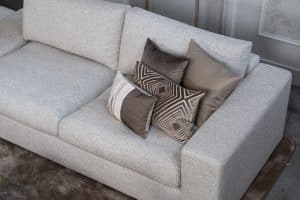 Hoekbank Victoria van Room108 is hier uitgevoerd met een open hoek! Uitgevoerd in een licht beige/ grijze stof. Verkrijgbaar in meer dan 700 stoffen en kleuren.