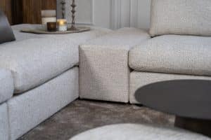 Hoekbank Victoria van Room108 is hier uitgevoerd met een open hoek! Uitgevoerd in een licht beige/ grijze stof. Verkrijgbaar in meer dan 700 stoffen en kleuren.