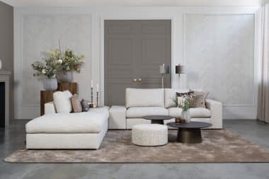 Hoekbank Victoria van Room108 is hier uitgevoerd met een open hoek! Uitgevoerd in een licht beige/ grijze stof. Verkrijgbaar in meer dan 700 stoffen en kleuren.