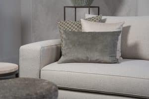 Lichte modulaire elementenbank Eva met innerbench en zachte kussens, gestyled met accessoires in een modern interieur.