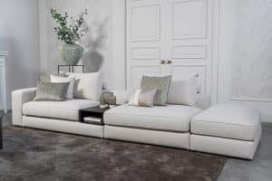 Lichte modulaire elementenbank Eva met innerbench en zachte kussens, gestyled met accessoires in een modern interieur.