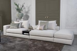 Lichte modulaire elementenbank Eva met innerbench en zachte kussens, gestyled met accessoires in een modern interieur.