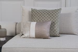 Lichte modulaire elementenbank Eva met innerbench en zachte kussens, gestyled met accessoires in een modern interieur.