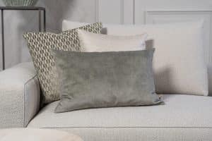 Lichte modulaire elementenbank Eva met innerbench en zachte kussens, gestyled met accessoires in een modern interieur.