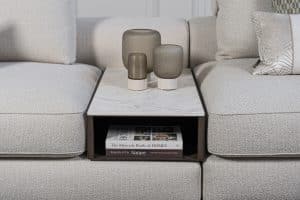 Lichte modulaire elementenbank Eva met innerbench en zachte kussens, gestyled met accessoires in een modern interieur.