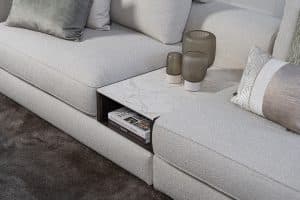 Lichte modulaire elementenbank Eva met innerbench en zachte kussens, gestyled met accessoires in een modern interieur.