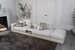 Lichte modulaire elementenbank Eva met innerbench en zachte kussens, gestyled met accessoires in een modern interieur.