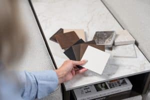 Lichte modulaire elementenbank Eva met innerbench en zachte kussens, gestyled met accessoires in een modern interieur.