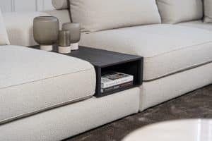 Lichte modulaire elementenbank Eva met innerbench en zachte kussens, gestyled met accessoires in een modern interieur.