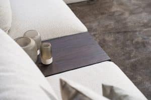 Lichte modulaire elementenbank Eva met innerbench en zachte kussens, gestyled met accessoires in een modern interieur.