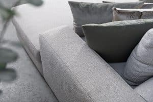 Lichte modulaire elementenbank Eva met innerbench en zachte kussens, gestyled met accessoires in een modern interieur.