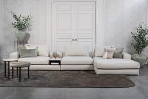 Lichte modulaire elementenbank Eva met innerbench en zachte kussens, gestyled met accessoires in een modern interieur.