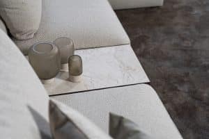 Lichte modulaire elementenbank Eva met innerbench en zachte kussens, gestyled met accessoires in een modern interieur.