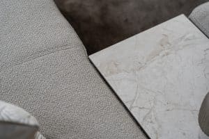 Lichte modulaire elementenbank Eva met innerbench en zachte kussens, gestyled met accessoires in een modern interieur.