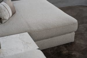 Lichte modulaire elementenbank Eva met innerbench en zachte kussens, gestyled met accessoires in een modern interieur.