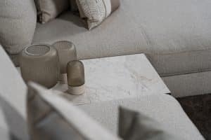 Lichte modulaire elementenbank Eva met innerbench en zachte kussens, gestyled met accessoires in een modern interieur.