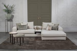 Lichte modulaire elementenbank Eva met innerbench en zachte kussens, gestyled met accessoires in een modern interieur.
