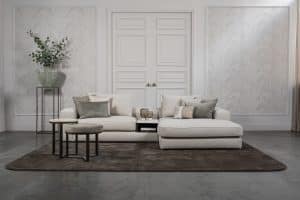 Lichte modulaire elementenbank Eva met innerbench en zachte kussens, gestyled met accessoires in een modern interieur.