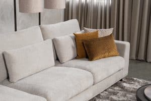 De elementenbank Carmen met innerbench gestyled met aardse tinten en zachte accessoires voor een knusse en elegante uitstraling.