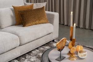 De elementenbank Carmen met innerbench gestyled met aardse tinten en zachte accessoires voor een knusse en elegante uitstraling.