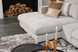 De elementenbank Carmen met innerbench gestyled met aardse tinten en zachte accessoires voor een knusse en elegante uitstraling.